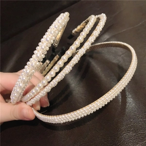 Détails de trois serre-têtes en perles aux designs variés avec monture en métal doré