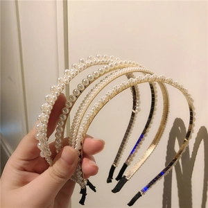 Détails de serre-têtes en perles blanches faits main avec monture métallique dorée