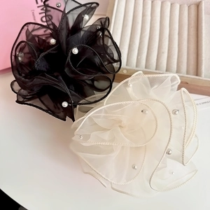 Détail du lot de chouchous en organza avec perles blanches en noir et beige crème