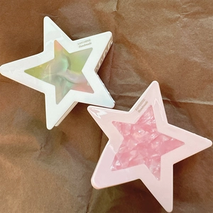 Dettaglio mollette a stella rosa e bianche con logo SANSHINE su sfondo carta marrone