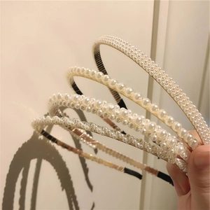 Lot de quatre serre-têtes en perles faits main avec motifs tissés et accents dorés