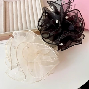 Chouchous élégants en organza noir et beige ornés de perles pour coiffures de type chignon