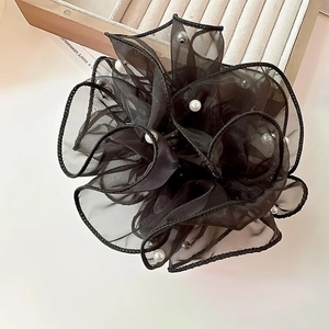 Chouchou fleur élégant en tulle noir avec pétales en organza et détails en perles