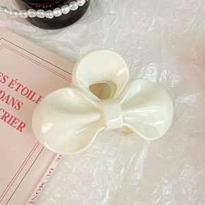Pince à cheveux nœud blanc crème minimaliste au fini brillant pour un style français