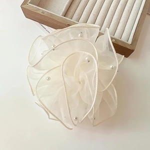 Chouchou élégant en organza blanc cassé avec perles pour coiffures chignons