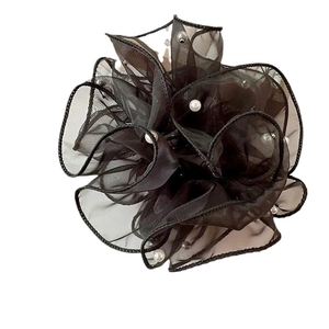 Chouchou fleur en organza noir élégant avec perles blanches pour coiffure chignon