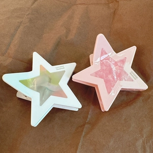 Dettaglio di pinze per capelli a stella in trama marmo blu e rosa con logo artigianale