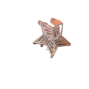 Bague étoile creuse à trois couches en argent avec pavé de zircons blancs sur fond blanc