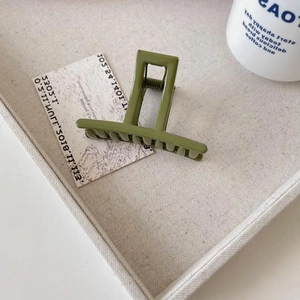 Pince à cheveux rectangulaire vert Morandi avec finition mate pour coiffure quotidienne