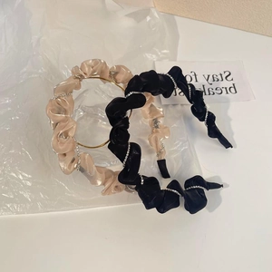 Serre-tête plissé à strass brillants en noir classique et satin champagne élégant