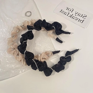 Serre-tête élégant en satin plissé avec strass en couleurs noir et beige doré