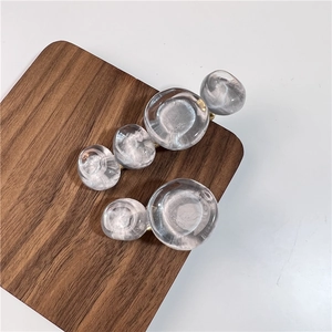 Détail de pinces à cheveux coréennes avec texture sable argenté sur planche en noyer