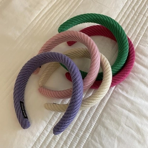 Gestricktes breites Schwamm Stirnband in Lila und Grün mit handgefertigtem Etikett