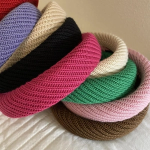 Gestricktes breites Schwamm-Stirnband in Bonbonfarben für voluminöses Haarstyling