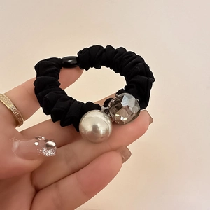 Elegante elastico per capelli nero con grande perla bianca e cristallo grigio sfaccettato