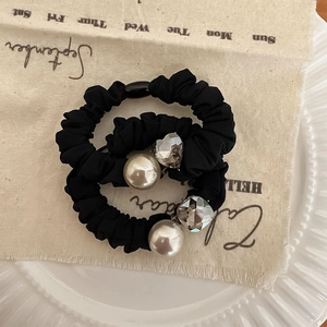 Elegante Elastico per Capelli Scrunchie in Tessuto Pieghettato Nero Con Grande Perla Artificial e Sfaccettata Perla Artificial di Cristallo Alta Elasticità