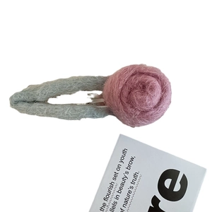 Barrette à cheveux rose tricotée style français avec fleur rose et feuille bleue sur blanc