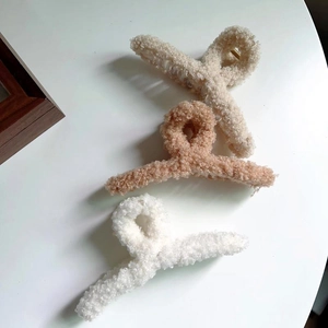 Lot de trois pinces à cheveux en peluche beige, blanc et marron pour coiffures d'hiver