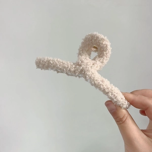 Grande pince à cheveux en peluche beige avec fausse fourrure pour l'automne et l'hiver