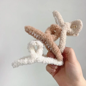 Lot de 3 grandes pinces à cheveux en peluche douce en blanc, beige et marron clair