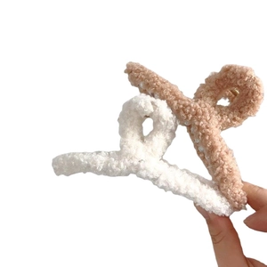 Lot de deux grandes pinces à cheveux en peluche blanc crème et marron thé
