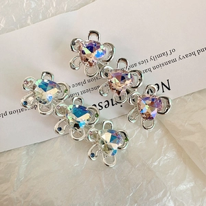 Dettaglio di fermagli per capelli a fiore d'argento con cristalli aurora e strass colorati