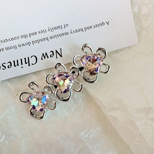 Macro di tre cristalli a cuore Aurora su una clip per capelli floreale in metallo argento