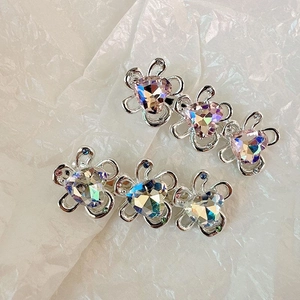 Set di fermagli per capelli con fiori argentati e cristalli a cuore iridescenti e strass misti