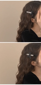 Detailansicht einer Vintage-Samtschleife Haarspange mit Strass auf gewelltem Haar