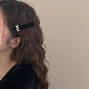 Eleganter schwarzer Samt-Haarclip mit Kristall-Strasssteinen an einem Model