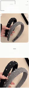 Dettaglio macro della fascia fatta a mano con strass scintillanti e borchie metalliche