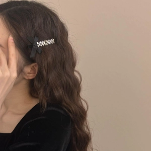 Eleganter Samt-Bogen Haarclip mit Kristall-Strasssteinen für ein Vintage-Haarstyling