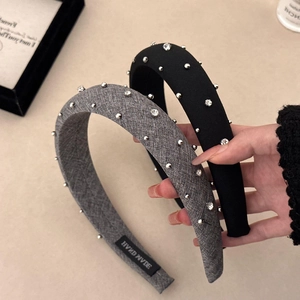 Cerchietto largo con perle argentate e strass in tessuto intrecciato grigio e nero
