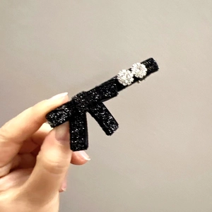 Dettaglio di un fermaglio per capelli a fiocco nero scintillante con strass lucidi
