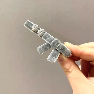 Elegante fermaglio per capelli a fiocco in velluto grigio con strass e glitter