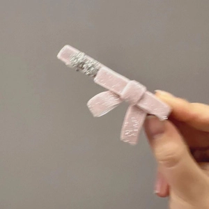 Fermaglio per capelli con fiocco di velluto rosa e decorazione in strass argentati