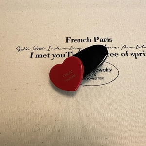 Pince à cheveux cœur rouge en velours avec inscription fait main sur fond beige