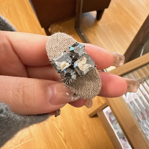 Pince à cheveux tricotée beige avec strass gris dans un style rétro luxueux