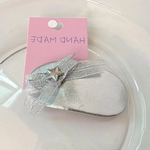 Barrette à cheveux argentée avec nœud et étoile sur carton rose, accessoire fait main