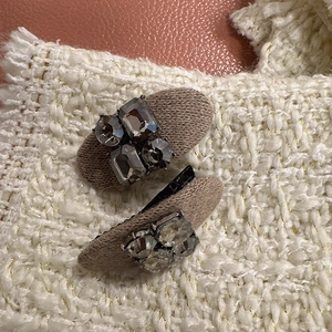 Paire de pinces à cheveux ovales rétro avec strass gris fumé sur base en tissu
