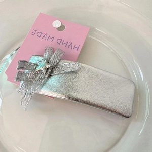 Barrette à cheveux nœud argenté avec emblème d'étoile sur carte rose faite main