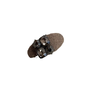 Barrette à cheveux tricotée marron vintage avec strass ovales gris pour un look élégant