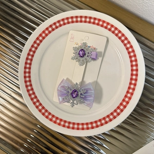 Set di fermagli per capelli viola con fiocchi e fiocchi di neve per bambine su carta