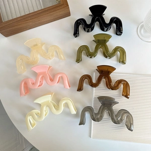 Collection de sept pinces à cheveux ondulées en résine brillante de différentes couleurs