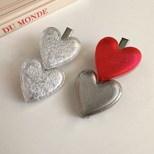 Détail de pinces à cheveux coeur vintage avec feuille d'argent et pierres précieuses rouges