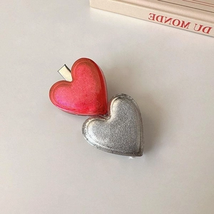 Barrette à cheveux cœurs entrelacés rouge et argenté au design rétro et minimaliste