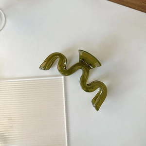 Pince à cheveux ondulée vert olive pour femmes, grande pince à cheveux au fini mat épuré