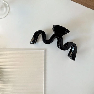 Pince à cheveux large ondulée noire brillante pour une coiffure élégante et décoration quotidienne