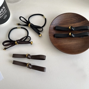 Minimalist PU Leather Bow Hair Clip And Hair Tie Set For Women Vintage Style Faux Leather Bowknot Ponytail Holder Duckbill Clip Accessories