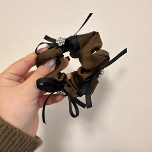 Chouchou en satin marron avec des nœuds noirs et des fleurs en strass chic